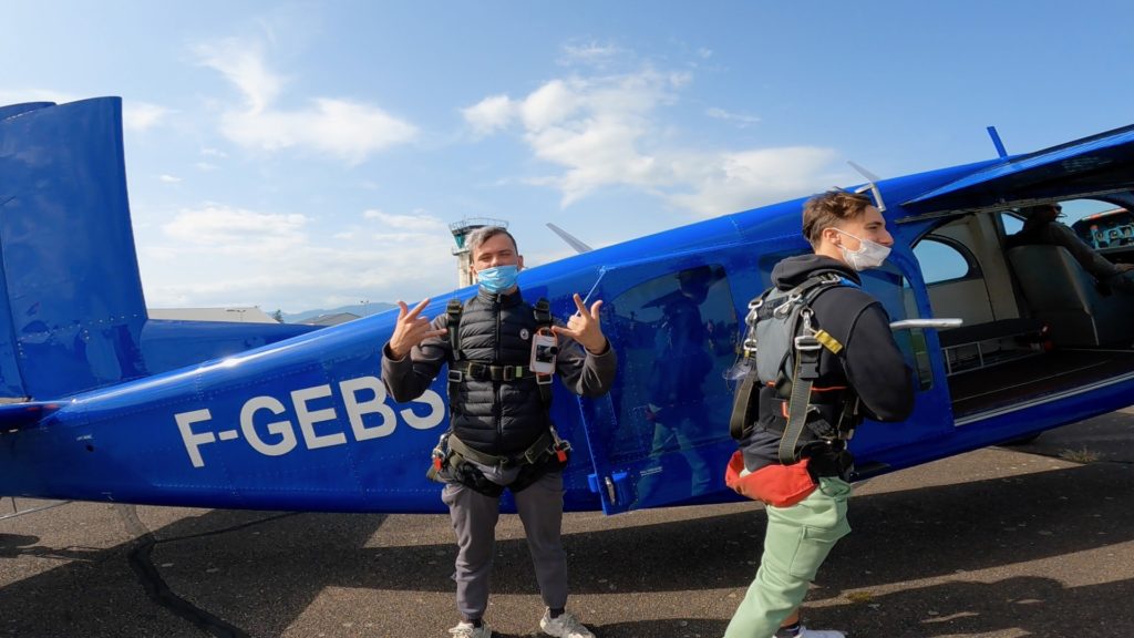 Un ado entre dans un avion porteur qui va monter à 3000 m d'altitude