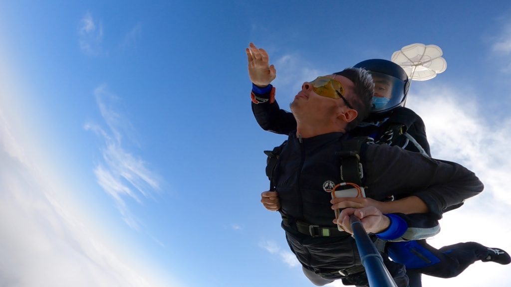 Le rêve d'un ado se réalise en sautant en parachute en Auvergne