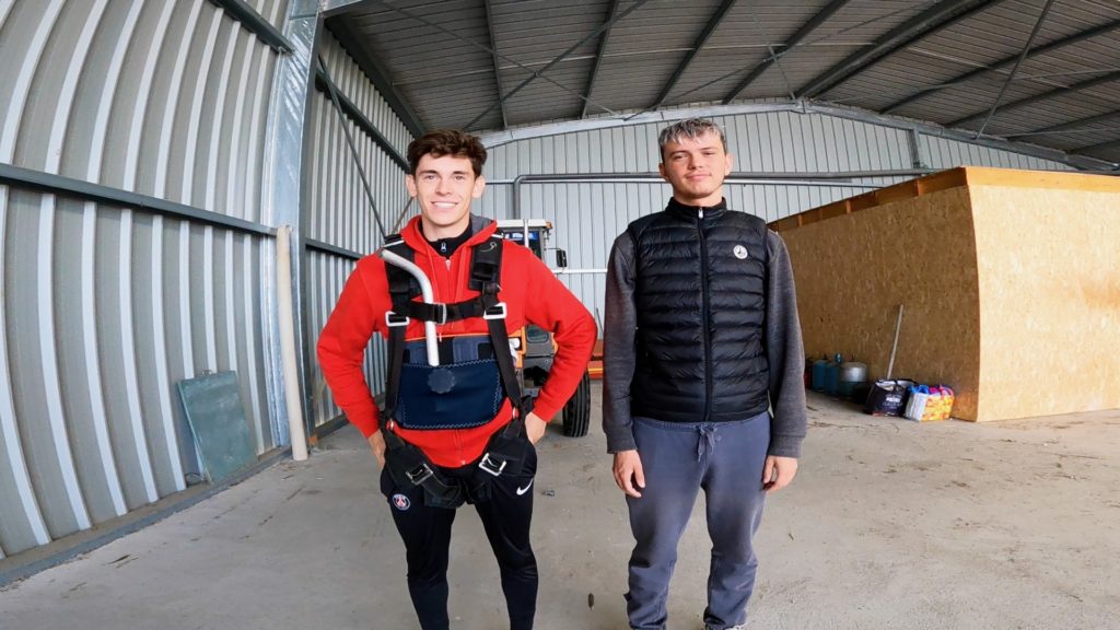 ado pret à recevoir le briefing d'avant saut