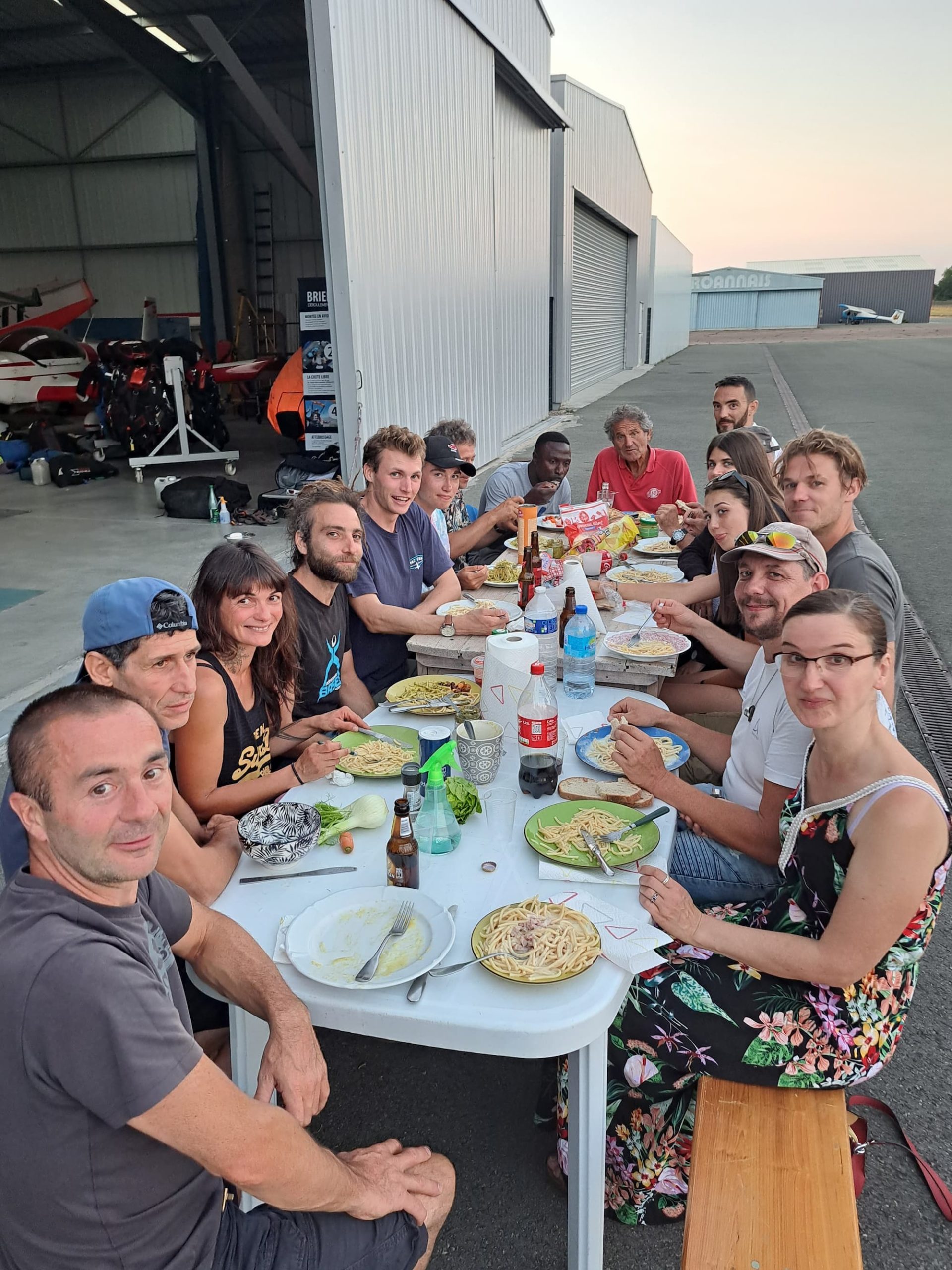 belle tablée pour le repas d'anniversaire pour les 15 ans dehors