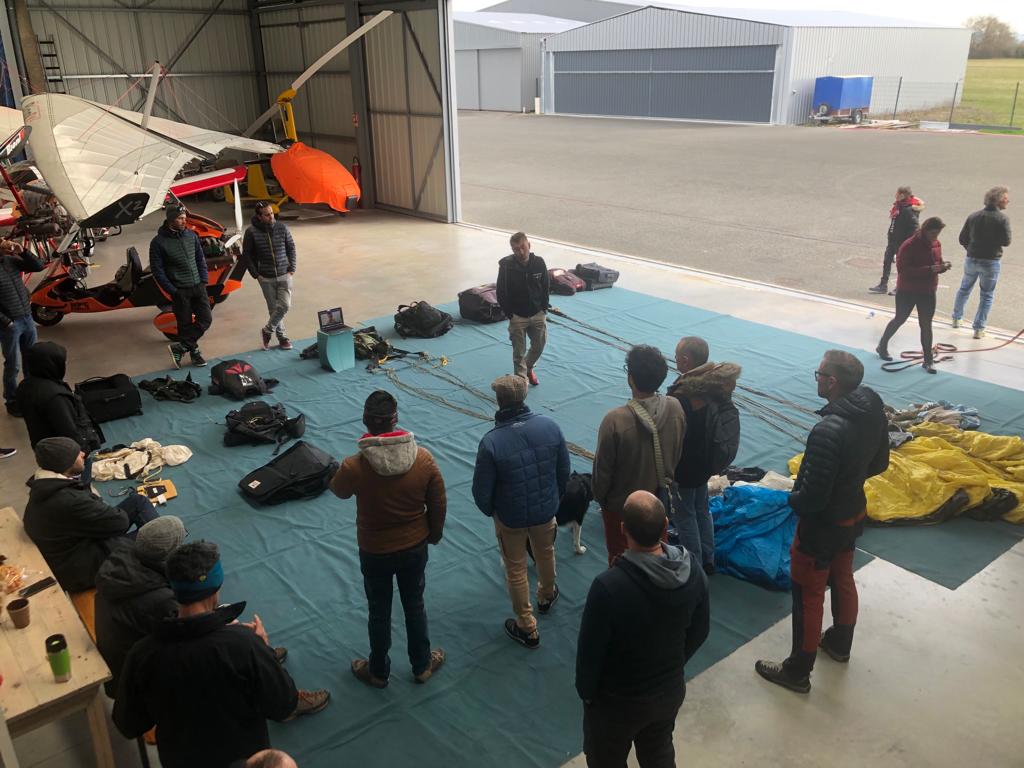 week-end formation securité en parachute tandem, sous le hangar