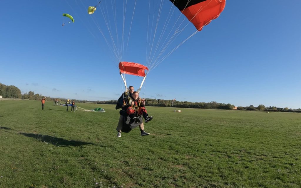 Auvergne Parachutisme propose des sauts en parachute pour personnes porteuses de handicap