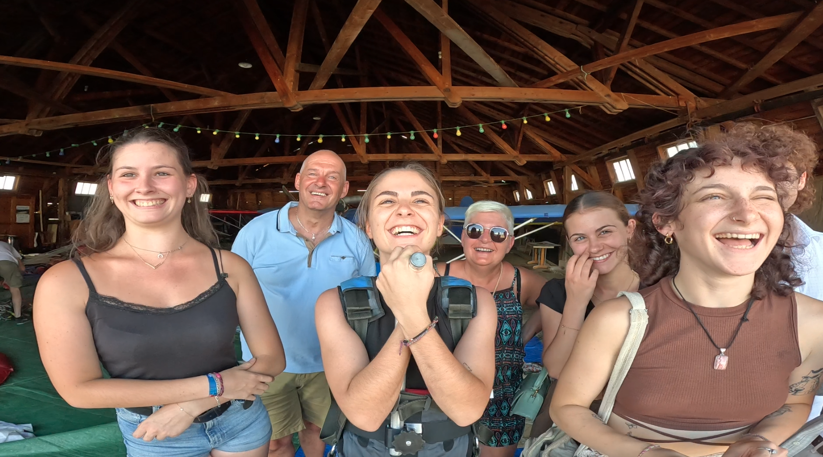 le saut en parachute groupé, une activité sympa pour un teambuilding, en famille ou entre amis