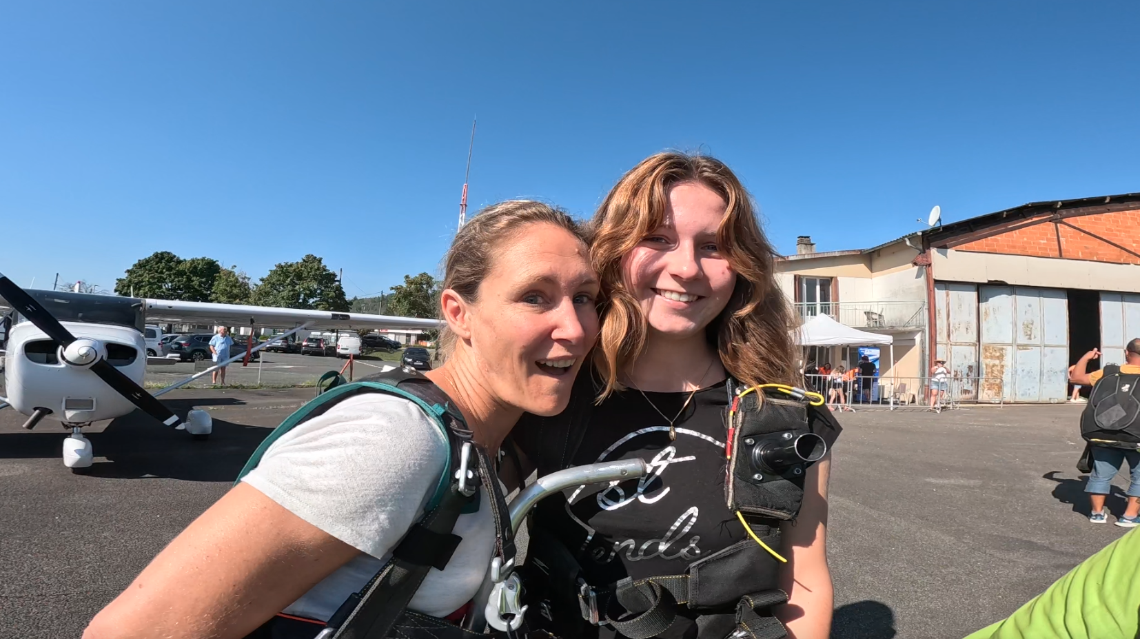 tandem mère-fille, père-fils ou entre amis, le parachute est une super activité  pour resserrer des liens